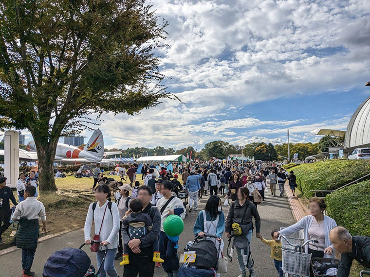 去年の会場の様子。青空のもと、老若男女多くの来場者が訪れました。