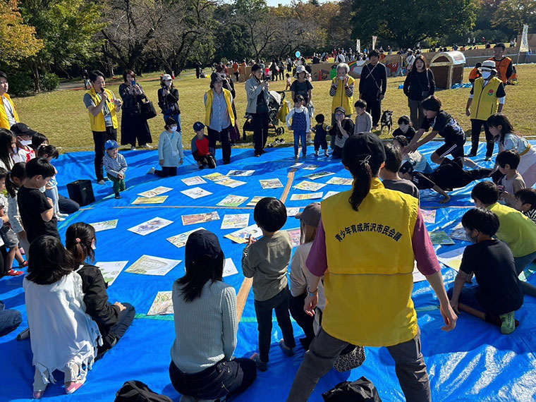 毎年子どもたちに大人気の大型かるた大会